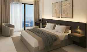 Et hotelværelse med en dobbeltseng, siddepladser og en balkon med havudsigt. (AI-genereret tekst)