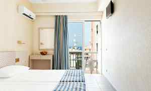 Hotelværelse med to senge, blågule sengetæpper, spejl og en altandør med udsigt. (AI-genereret tekst)