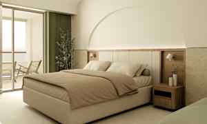 Et hotelværelse med en stor seng, natbord og altan. (AI-genereret tekst)