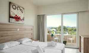 Dobbeltværelse med to enkeltsenge, kunstværk på væggen og adgang til balkon. (AI-genereret tekst)