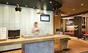 Reception med moderne design, oplyst med flere lamper. (AI-genereret tekst)