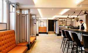 En hotellets lobby med moderne møbler og et serviceområde. (AI-genereret tekst)