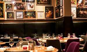 Interiør af en restaurant med dækkede borde og kunstværker på væggene. (AI-genereret tekst)