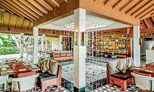 En elegant og moderne restaurant med træloft og indrettet med komfortable sofaer og borde. (AI-genereret tekst)