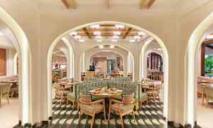 Restaurant med moderne indretning og buede hvælvinger. (AI-genereret tekst)