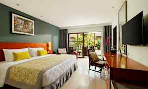 Dobbeltværelse med moderne indretning og balkon. (AI-genereret tekst)