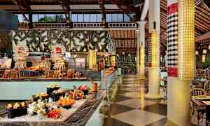 En buffetrestaurant med retter og dekorationer præsenteret på en elegant måde. (AI-genereret tekst)