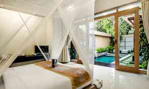 Et soveværelse med en seng dækket af et myggenet. I baggrunden ses en pool og en frodig have. (AI-genereret tekst)