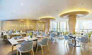 En moderne restaurant med elegante møbler og unikt design. (AI-genereret tekst)