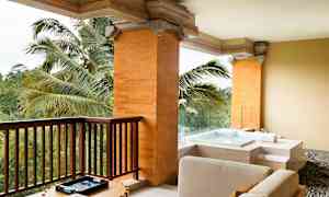 En terrasse med panoramaudsigt over grønt landskab, med siddemøbler og jacuzzi. (AI-genereret tekst)