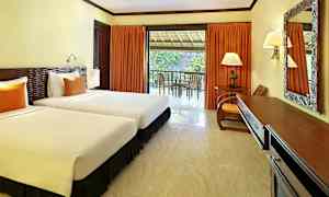 Et hotelværelse med to enkeltsenge, et skrivebord og en altan med udsigt. (AI-genereret tekst)