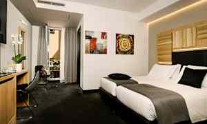 Et hotelværelse med en dobbeltseng, skrivebord, stol og åbent vindue mod en altan. (AI-genereret tekst)