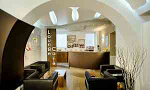 En cafélounge med siddepladser og en disk til servering. (AI-genereret tekst)