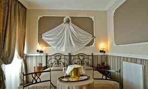 Hotelværelse med dobbeltseng og dekorativ vægkunst. (AI-genereret tekst)