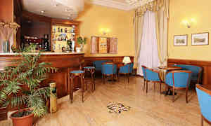 En barlounge med træmøbler og blå stole. (AI-genereret tekst)