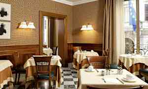 En elegant spisestue med borde dækket af duge, stole og belysning på væggene. (AI-genereret tekst)