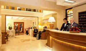 Hotelreception med lobbyområde. (AI-genereret tekst)