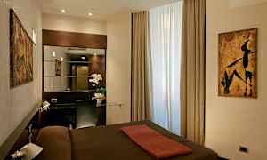 Et hotelværelse med moderne indretning, et vindue med lysindfald, et spejl og en skrivebordsflade med stol. (AI-genereret tekst)