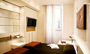 Moderne indrettet hotelværelse med dobbeltseng og vægmonteret TV. (AI-genereret tekst)