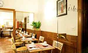 Billede af en lille restaurant med dækkede borde og stole. (AI-genereret tekst)