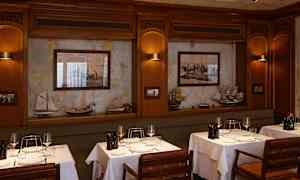 En elegant restaurantinteriør med borde dækket med hvide duge og træmøbler. Væggene er dekoreret med billeder og modelbåde. (AI-genereret tekst)