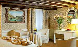 Et elegant hotelværelse med klassisk indretning inklusive to lænestole, bord, skrivebord og vægdekorationer. (AI-genereret tekst)