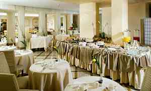 Et elegant spisestueområde med dækkede borde og en morgenmadsbuffet. (AI-genereret tekst)