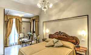 Et soveværelse med en dobbeltseng og klassisk indretning. (AI-genereret tekst)