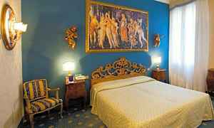 Et hotelværelse med en seng, dekorativ sengegavl, maleri på væggen, stol og natbord. (AI-genereret tekst)