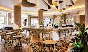 Moderne hotelbar med elegant indretning og siddepladser. (AI-genereret tekst)