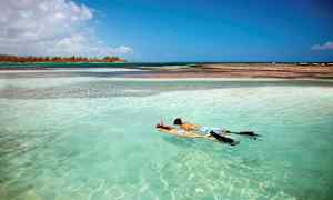 To personer snorkler i turkis vand. (AI-genereret tekst)