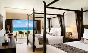 Hotelværelse med to himmelsenge og udsigt over havet fra en altan. (AI-genereret tekst)