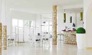 Moderne café med lys indretning og møbler. (AI-genereret tekst)