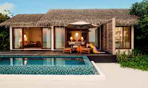 En strandvilla med privat pool og siddepladser på en træterrasse. (AI-genereret tekst)