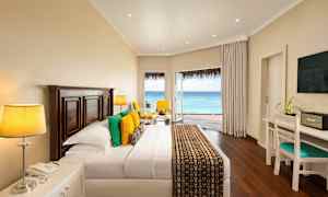 Luksuriøst hotelværelse med udsigt over havet. (AI-genereret tekst)