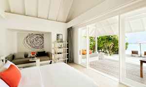 Lyst hotelværelse med moderne indretning og havudsigt. (AI-genereret tekst)