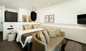 Moderne hotelværelse med soveplads og siddeområde. (AI-genereret tekst)