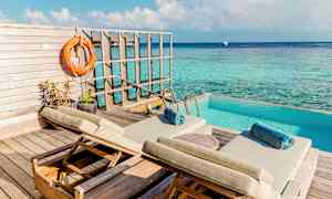 To liggestole på en terrasse ved en pool med udsigt over havet. (AI-genereret tekst)