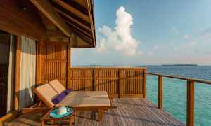 Træterrasse med solvogne ved havet. (AI-genereret tekst)