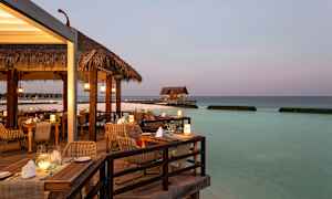 En restaurant med udsigt over havet om aftenen. (AI-genereret tekst)