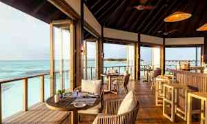 Indretning af en restaurant med udsigt over havet. (AI-genereret tekst)