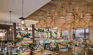 Interiør af en stilfuld restaurant med dekorative lamper i loftet og elegante møbler. (AI-genereret tekst)