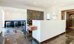 En reception med en marmorbordplade og stole i en lounge. (AI-genereret tekst)