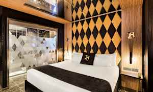 Hotelværelse med moderne indretning, dobbeltseng og dekorative vægge. (AI-genereret tekst)