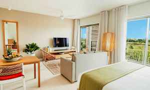 Moderne indrettet lejlighed med stue, spiseområde, TV og udsigt over grønne områder. (AI-genereret tekst)