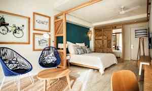 Moderne soveværelse med en seng, træmøbler og stilfuld indretning. (AI-genereret tekst)