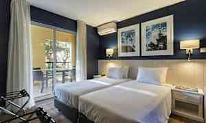 Dobbeltværelse med to enkeltsenge og en balkon. (AI-genereret tekst)