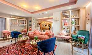 En elegant indrettet hotellounge med farverige stole, sofaer og dekorative detaljer. (AI-genereret tekst)