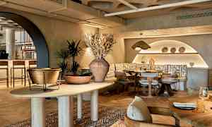 Moderne restaurantmiljø med belysning, borde og stole. (AI-genereret tekst)