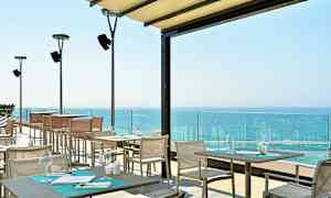 Terrasse med siddepladser og udsigt over havet. (AI-genereret tekst)